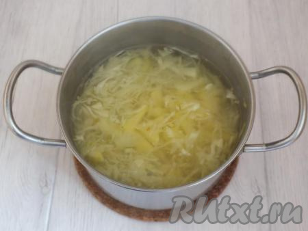 После того как капуста проварится 20 минут, добавьте картофель, доведите до кипения, а затем проварите 15 минут на среднем огне.