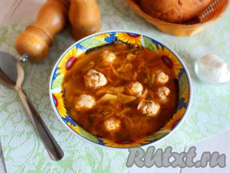 Подавайте блюдо горячим со сметаной и ржаным хлебушком. Щи, приготовленные из свежей капусты с фрикадельками, получаются очень ароматными и достаточно сытными, по вкусу они нисколько не уступают щам, сваренным на бульоне. Уверена, такие щи придутся по душе вашим близким.