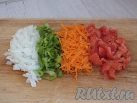 Почистите морковь и лук, из болгарского перца удалите семена, помидор, при желании, тоже можно очистить от кожуры. Морковь натрите на крупной тёрке. Нарежьте на мелкие кубики лук, болгарский перец и помидор.
