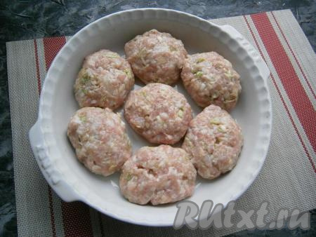 Любую форму для запекания диаметром не менее 26 см смазать растительным маслом. Влажными руками из фарша сформировать круглые (или овальные) голубцы и выложить их в форму.