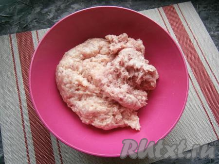 Фарш, купленный в магазине, или получившийся в результате перекручивания в мясорубке кусочков мяса (я использовала 2 вида фарша) поместить в глубокую миску.