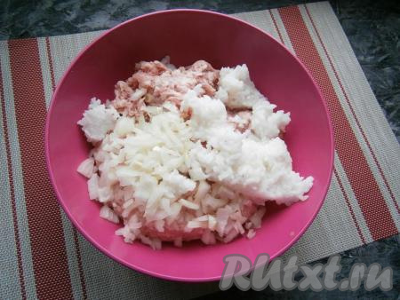 Рис отварить, согласно инструкции на упаковке (обычное соотношение -&nbsp; 1 часть риса и 2 части воды, время варки - 20-25 минут с момента закипания на слабом огне). Рис остудить и добавить к фаршу вместе с очищенным и достаточно мелко нарезанным репчатым луком.