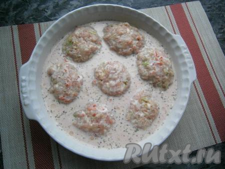 Влить в заливку воду, хорошенько перемешать. Залить ею голубцы.