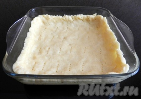 Распределить тесто по форме для выпечки, сделав бортики. Поверхность теста наколоть вилкой (тесто накалывается для того, чтобы оно не вздувалось в процессе выпечки), убрать форму с тестом в холодильник на 40 минут.