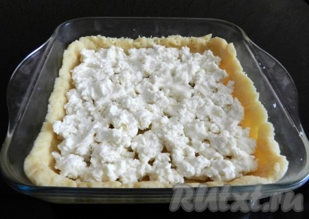 Творог можно взять любой жирности. В миске соединить творог с сахаром и мукой, размять вилкой до однородности. На охладившуюся основу пирога выложить творожную начинку (я просто равномерно раскладывала творожную массу по тесту ложкой).