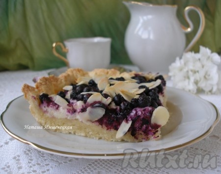 А вот как выглядит кусочек черничного пирога с творогом в разрезе. Угощайтесь!