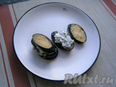 Далее&nbsp;на каждый кусочек остывшего жареного баклажана намазывать подготовленную&nbsp;сметанно-ореховую&nbsp;массу. А затем собрать баклажаны башенкой по 3-4 кружочка.