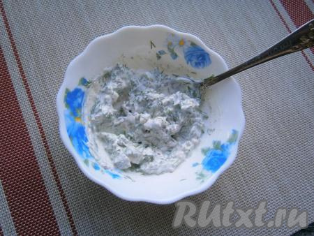 Хорошенько перемешать получившуюся сметанно-ореховую массу.