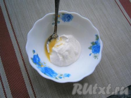 К сметане добавить оливковое масло.