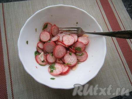 Также&nbsp;добавить к редису измельчённую петрушку, перемешать, накрыть миску крышкой и оставить закуску мариноваться&nbsp;до полного остывания.