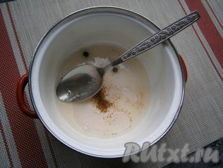 В небольшую кастрюльку влить воду, растительное масло, добавить соль, сахар, перец душистый горошком и молотый кориандр, поставить маринад на огонь.