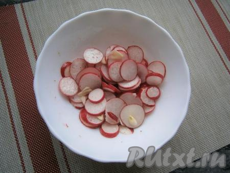 Довести маринад до кипения, влить уксус, перемешать и выключить огонь. К редису добавить нарезанный тонкими пластинами чеснок и залить всё горячим маринадом.
