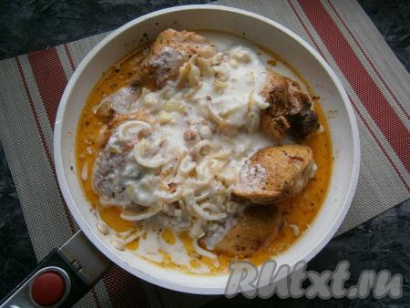 В сковороду с&nbsp;обжаренной курицей добавить подготовленный соус.