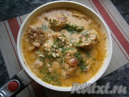 Накрыть сковороду крышкой и тушить курицу на медленном огне 25-30 минут. Затем&nbsp;добавить нарезанный чеснок и измельчённый укроп, протушить блюдо ещё 5 минут.