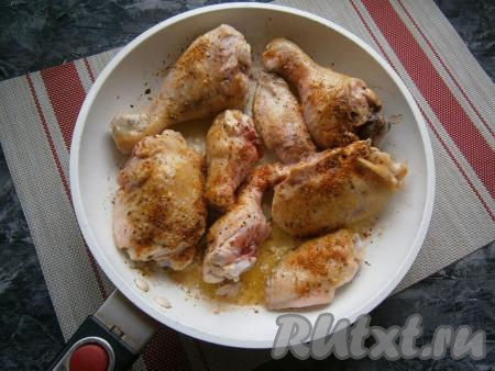 На другой сковороде обжарить на оставшемся растительном масле&nbsp;кусочки курицы, посыпав их солью и специями, до румяного цвета со всех сторон. Жарить на среднем огне.