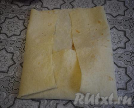 Сворачиваем шаверму конвертом, подгибая лаваш с 3-х сторон, и затем закручиваем в трубочку. Если лаваш у вас тонкий и рвётся, а начинка выглядывает наружу (такое бывает), то лучше укрепить шаверму ещё одним слоем лаваша, просто кладём уже свёрнутую шаверму на вторую половинку лаваша и ещё раз сворачиваем конвертом. Я сделала именно так и мне понадобилось 4 лаваша на 4 шавермы.