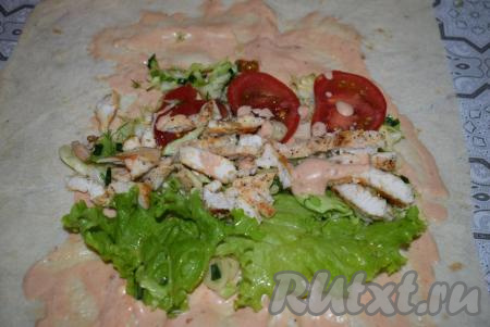 На овощную подушку кладём 1/4 часть нарезанной на полоски курицы и слегка поливаем соусом.