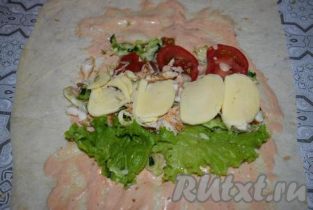 Сверху курицы кладём 1/4 часть сыра (я использовала сулугуни, но подойдёт любой легко плавящийся сыр).