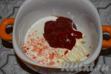 Далее готовим ароматный соус для шавермы, для этого в глубокую тарелку выкладываем сметану, майонез, кетчуп, пропущенный через пресс чеснок, добавляем соль, перец и специи по вкусу.