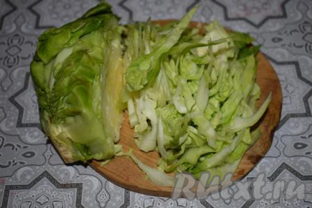 Пока курица маринуется, приготовим салат. Для этого капусту нарежем тоненькой соломкой, а огурец нарежем кубиками. Зелень и зелёный лук нарежем мелко.