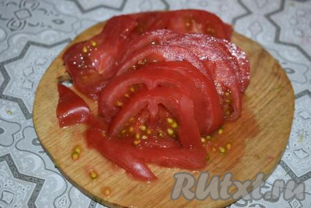 Нарезаем помидоры и сыр на тонкие ломтики.