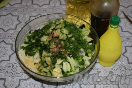 Выкладываем капусту, зелень, зелёный лук и огурец в глубокую миску, солим, перчим, добавляем соевый соус, сок лимона, 1 чайную ложку растительного масла и сахар, тщательно перемешиваем и наш салат готов.