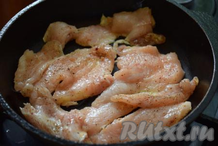 Промариновавшуюся курицу выкладываем на сухую разогретую сковороду (в маринаде присутствует растительное масло, его вполне достаточно для жарки). Жарим кусочки курицы на среднем огне по 6-7 минут с каждой стороны (куриное мясо нарезано тонко и этого времени вполне хватит для приготовления).