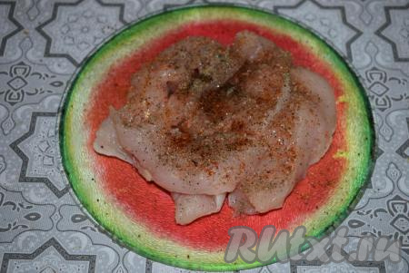 Куриное филе нарезать на тонкие пластины, посолить, поперчить, добавить любимые специи и сбрызнуть 2 чайными ложками растительного масла. Втереть специи с маслом в мясо птицы и дать пропитаться, примерно, 10-15 минут.