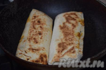 Обжариваем шаверму с курицей в лаваше со всех сторон до подрумянивания (примерно, по 3-4 минуты с каждой стороны и с бочков тоже).