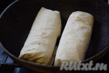 Разогреваем сухую сковороду без масла и выкладываем в неё шаверму.