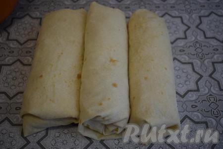 Подготовленная шаверма теперь не течёт и начинка не выглядывает. Аналогично сформировать ещё 3 шавермы с курицей в лаваше. Теперь можно обжаривать её на сковороде.