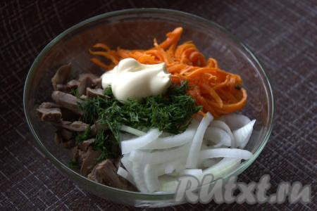 Непосредственно перед подачей в миске соединить нарезанные солёные огурцы, репчатый лук и&nbsp;куриные сердечки, добавить остывшую морковь, майонез и рубленную зелень, посолить салат, приправить специями по вкусу, перемешать.