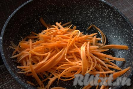 В сковороде разогреть растительное масло, выложить в сковороду натёртую (или нарезанную) морковь и обжарить, помешивая, на среднем огне до готовности (5-7 минут). Готовую морковь снять с огня и дать слегка остыть.