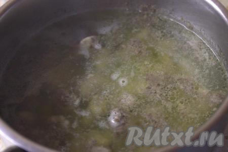 Выложить&nbsp;в кастрюлю с кипящей водой хорошо промытые куриные сердечки, подсолить и варить до готовности&nbsp;(как только вода с сердечками закипит, уменьшить огонь до минимума и варить 20-25 минут), снимая образовавшуюся пену.