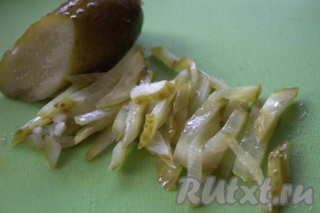 Солёные огурцы нарезать тонкими полосками.