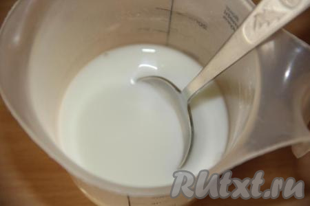 Крахмал развести 150 мл холодной воды, тщательно перемешать (до однородности).
