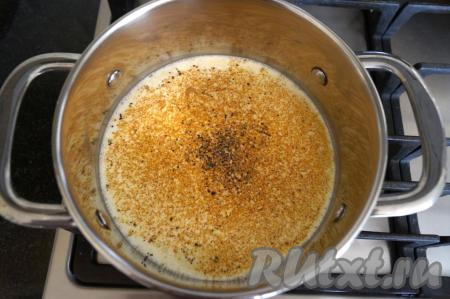 В кастрюлю наливаем сливки, добавляем соль и специи. Соль добавляем с учётом того, что курицу мы уже солили. Ставим кастрюлю со сливками на огонь, доводим соус до кипения и выключаем огонь. Кладём в соус чеснок.