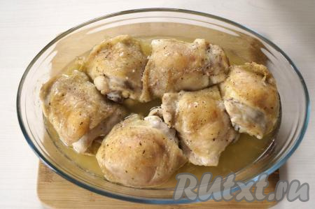 Достаём курицу из духовки. Обратите внимание на количество сока, выделившегося из кусочков курицы в процессе запекания. Если сока много, я советую часть слить. Иначе соус получится очень жидким.