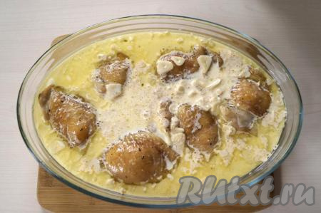 Курицу заливаем сливочно-чесночным соусом и возвращаем в духовку ещё на 10 минут. Соус постепенно станет гуще, а курочка хорошо пропитается специями и сливками с чесноком.