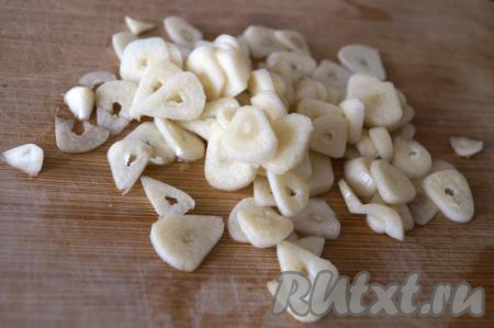 Приготовление соуса начинаем, когда курица будет уже почти готова. Соус должен быть горячим, поэтому заранее его не готовим. Нарезаем очищенный чеснок на тоненькие пластиночки (можно мелко измельчить, но лучше, когда видны кусочки чеснока).