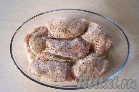 Солим и перчим по вкусу кусочки курицы, добавляем 1 столовую ложку растительного масла и тщательно перемешиваем руками, втирая соль, масло и перец в мясо. Ставим форму с курицей в разогретую до 200 градусов духовку на 35-40 минут. Курочка должна приобрести золотистую хрустящую корочку.