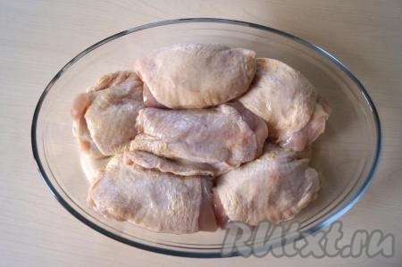 Поскольку курочка готовится просто и быстро, поэтому первым делом включаем духовку и разогреваем её до 200 градусов. Пока духовка разогревается, курицу необходимо вымыть, обсушить. Можно взять целую курицу и нарезать её на порционные кусочки, а можно взять определённые части курочки (я готовила куриные бёдра). Выкладываем части курицы в форму для запекания.&nbsp;