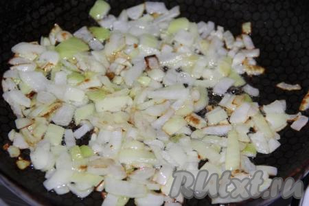 Лук и морковь очистить. Влить в сковороду растительное масло, немного прогреть, а затем выложить мелко нарезанный лук, обжарить его на среднем огне минуты 3, иногда перемешивая.