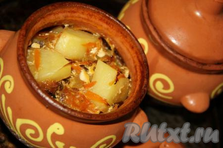Накрыть горшочки с картофелем и сушёными грибами крышками и поставить в холодную духовку, затем выставить температуру 220 градусов и готовить 1 час.&nbsp;