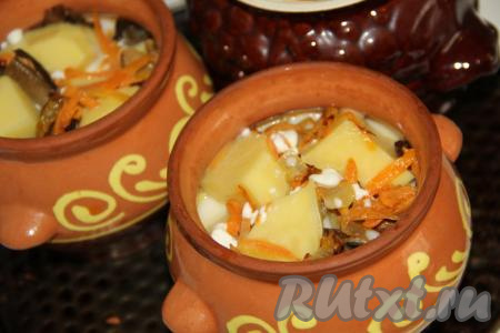 Залить получившейся сметанной смесью горшочки. Горшочки заполнятся больше, чем&nbsp;на половину.