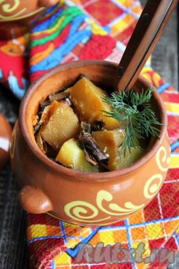 Картошка, приготовленная с сушёными грибами в горшочках, получается необыкновенно вкусной и ароматной. Это блюдо можно подать и в самостоятельном виде, и в качестве сытного гарнира к мясу.