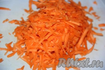 Морковь почистить и натереть на тёрке.