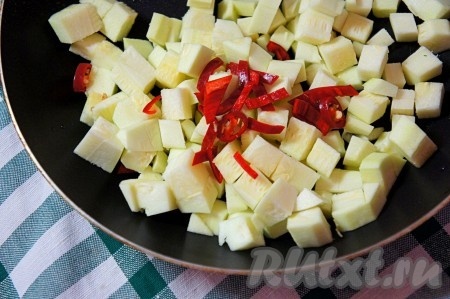 Кабачок нарезать средним кубиком, добавить к нему мелко нарезанный острый перец.