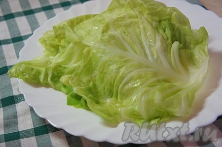 У капустных листьев удалить жесткие части листа и отварить их в слегка подсоленной, кипящей воде в течение 3-5 минут. Остудить.