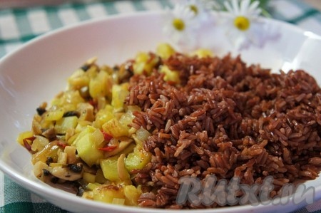 Рис немного остудить и добавить к овощной начинке. Добавить сушеный розмарин, базилик и и перец чили. Перемешать. Начинка для голубцов готова.
